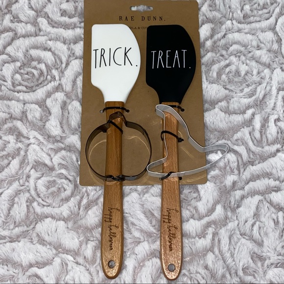 🚩SOLD🚩Rae Dunn Halloween TRICK & TREAT spatula set - Picture 3 of 3